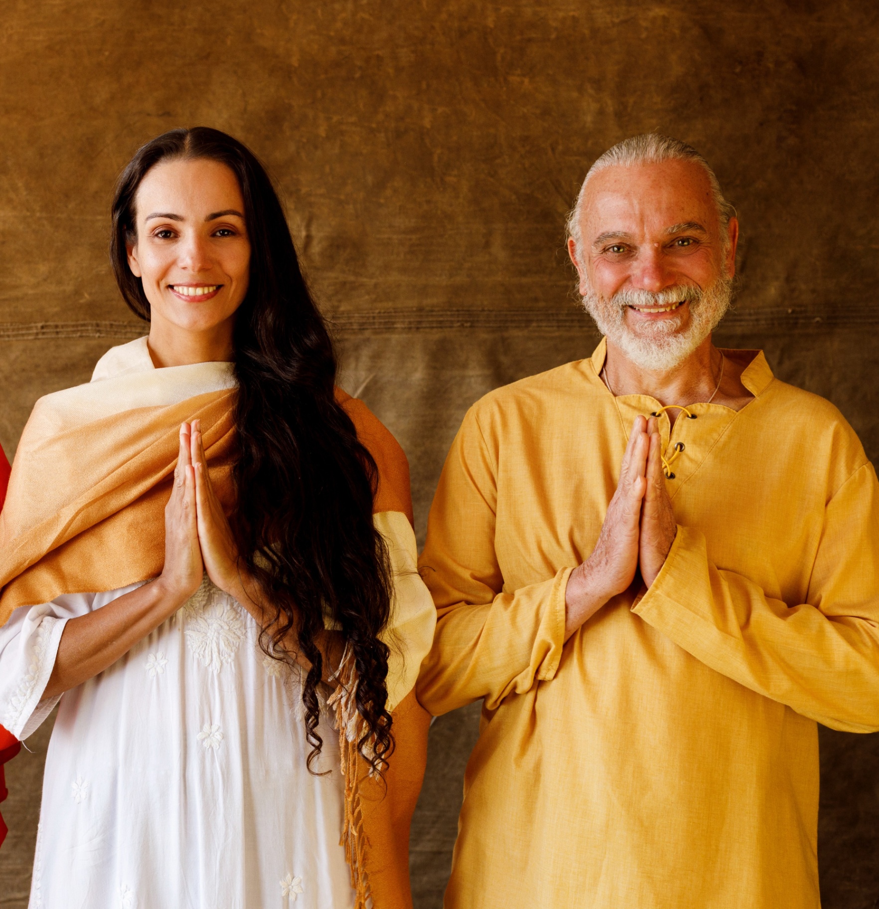 Shanti Maya e Sudhii Shivasundarii, fundadores do Instituto Ananda Nilayam, em posição de Namaste
