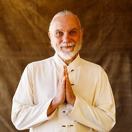 Shanti Maya — fundador do Instituto Ananda Nilayam, em posição de Namaste